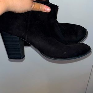 Heeled ankle bootie